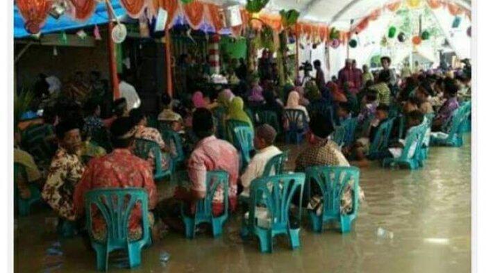 Banjir Tiba-tiba Datang Saat Acara Resepsi, Ibu Mempelai Wanita Sampai Pingsan