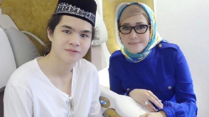 Tiga Kali, Tangisan Dul Diabadikan Maia Estianty saat Umrah