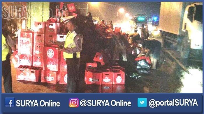 Warga Rebutan Bir dari Tumpahan Truk Terguling di Jalan Raya Duduk Sampean