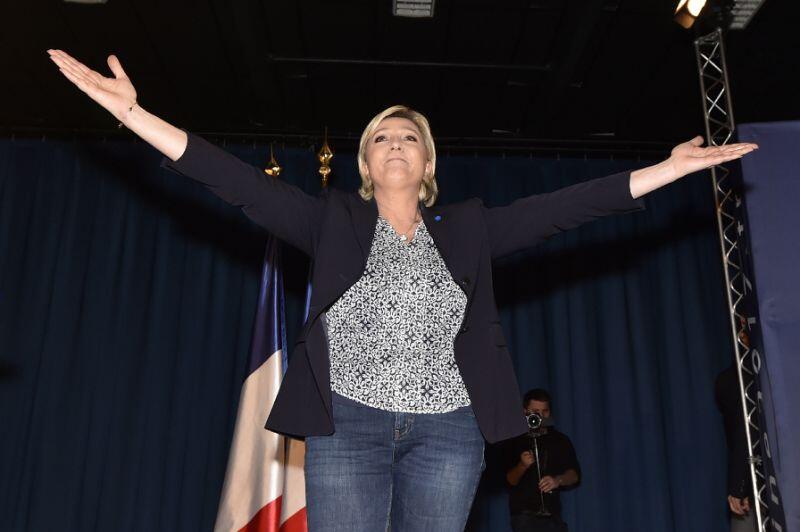Le Pen could win in France, warns Hollande