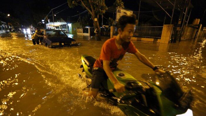 BREAKING NEWS: Dilanda Hujan Deras, Medan Johor Terendam Banjir