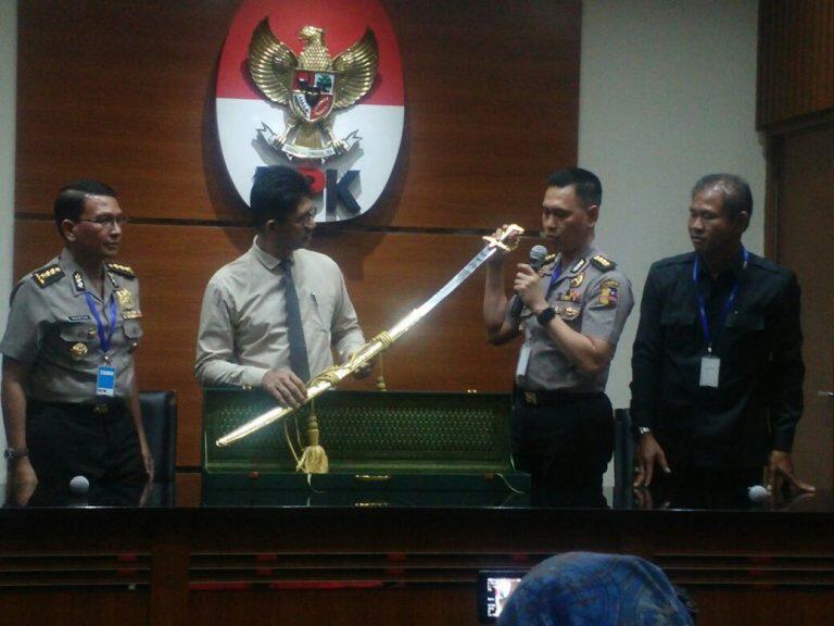 Kepatuhan Kapolri, Pedang Berlapis emas Pemberian Dubes Arab Saudi Diserahkan ke KPK