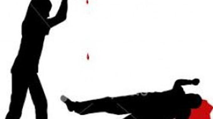 Penikam Bersihkan Darah yang Menempel di Besi Menggunakan Tangan
