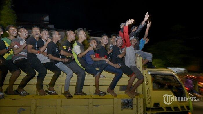 Mobil Barang Angkut Orang Tetap Ditilang