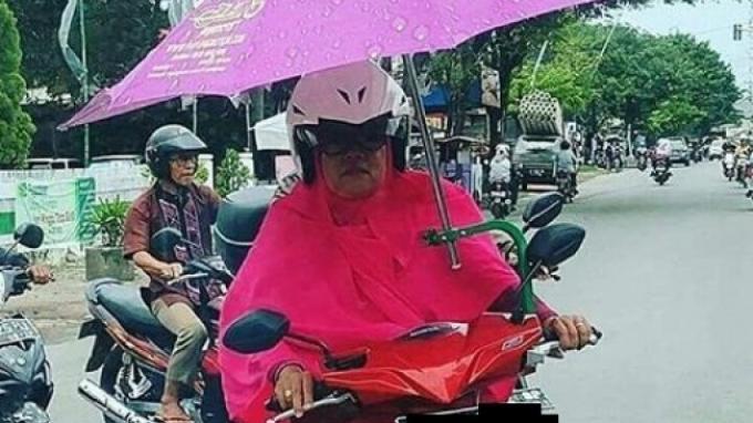 Kira-kira Bahaya Gak Ya Bikers Wanita dengan Piranti Payung di Motornya