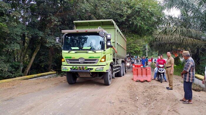 Jalan Ambles di Kampar Riau Kini Sudah Bisa Dilewati Kendaraan