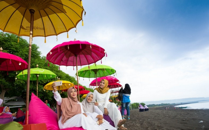 Sensasi Mengunjungi Pantai Syariah Khusus Wanita di Banyuwangi