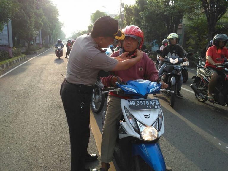 Pastikan Klik, Polisi Cek Langsung Pemakai Helm di Laweyan Surakarta
