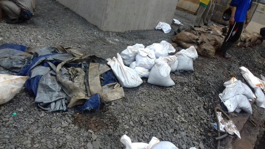 Ratusan Karung Pasir Mengendap di Saluran Air Fatmawati