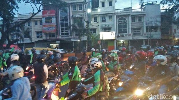 Massa Driver Ojek Online Sweeping dan Rusak Angkot di Tangerang