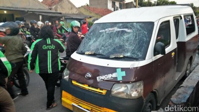 Massa Driver Ojek Online Sweeping dan Rusak Angkot di Tangerang