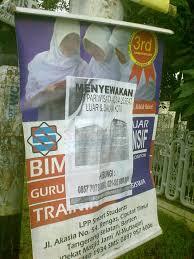 Stiker Iklan Ini Pasti Ada di Tiang Listrik