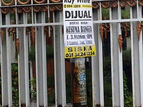 Stiker Iklan Ini Pasti Ada di Tiang Listrik