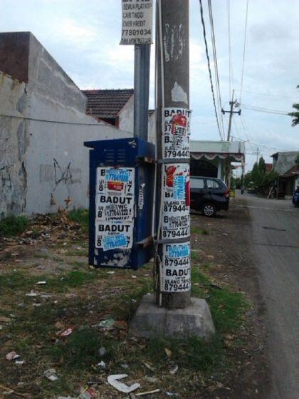 Stiker Iklan Ini Pasti Ada di Tiang Listrik