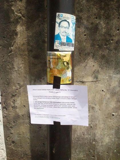Stiker Iklan Ini Pasti Ada di Tiang Listrik