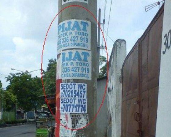 Stiker Iklan Ini Pasti Ada di Tiang Listrik