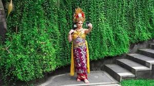 Tempat Pramugari Cantik Raja Salman Pakai Kostum Bali