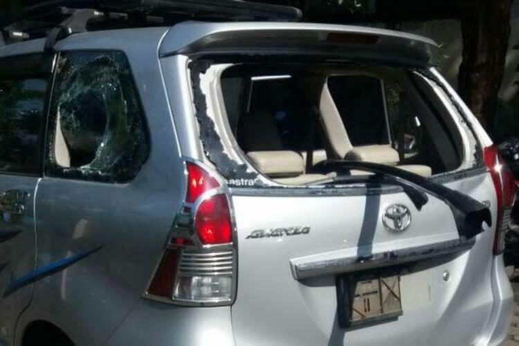Demo Tolak Transportasi Online, Sopir Angkot Rusak Mobil Keluarga Berisi Balita