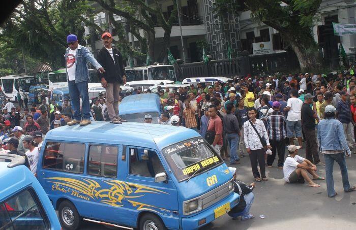 Sopir angkot di tiga kota menolak transportasi berbasis aplikasi