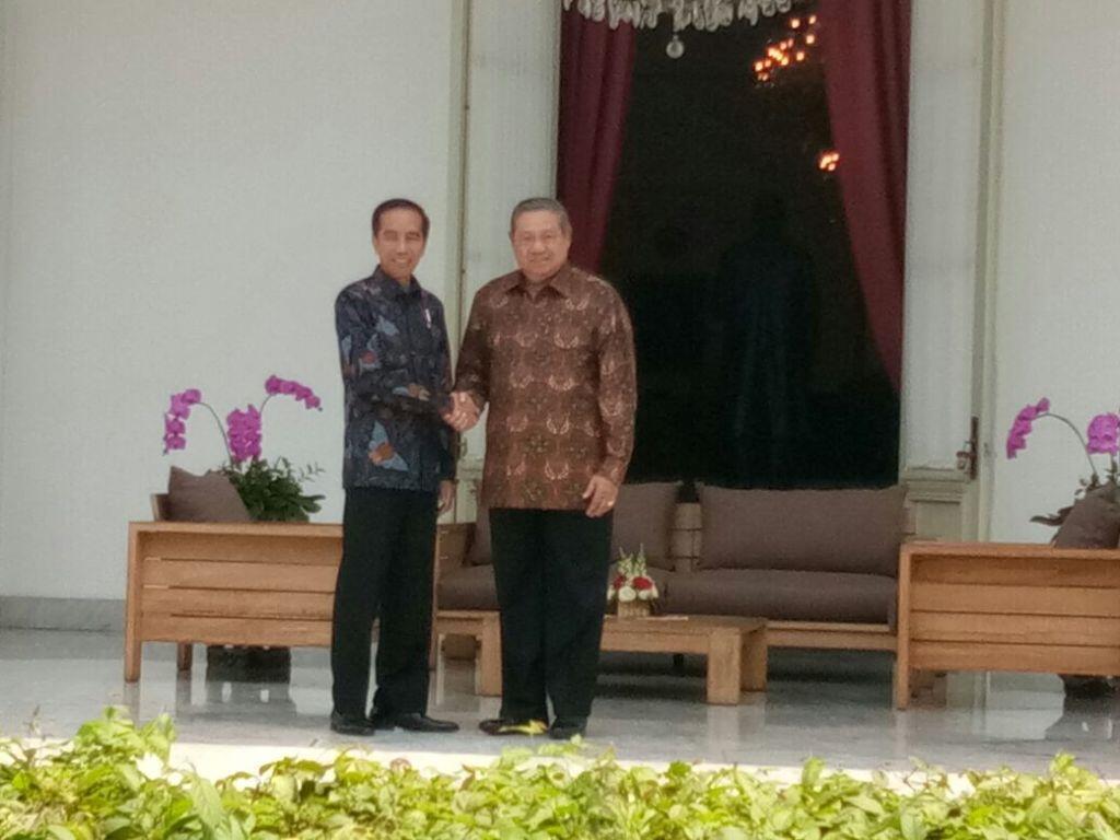 Keakraban Jokowi dan SBY di Beranda Istana