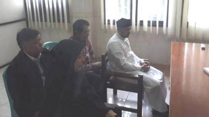 Sidang Perceraian Ustaz Al Habsyi Dipenuhi Air Mata, Pengunjung Malah Salah Fokus!