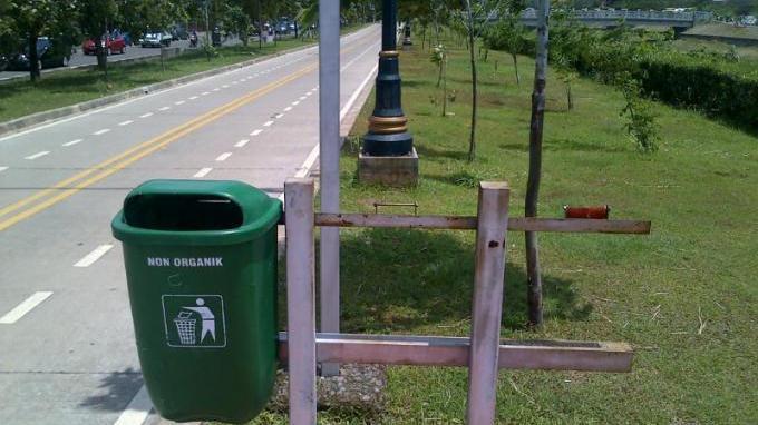 Seorang Pria Tak Sengaja Buang Tas ke Tong Sampah, Isinya Bikin Mata Melotot