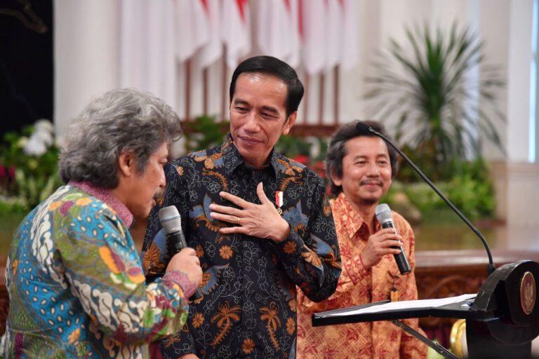 Saat Presiden Jokowi Bagikan Sepeda untuk Raisa, Bimbo, dan Sejumlah Musisi Lain