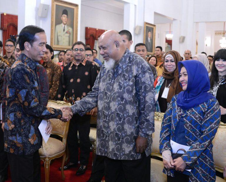 Saat Presiden Jokowi Bagikan Sepeda untuk Raisa, Bimbo, dan Sejumlah Musisi Lain