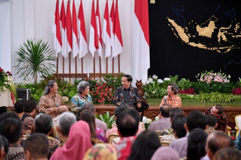 Saat Presiden Jokowi Bagikan Sepeda untuk Raisa, Bimbo, dan Sejumlah Musisi Lain