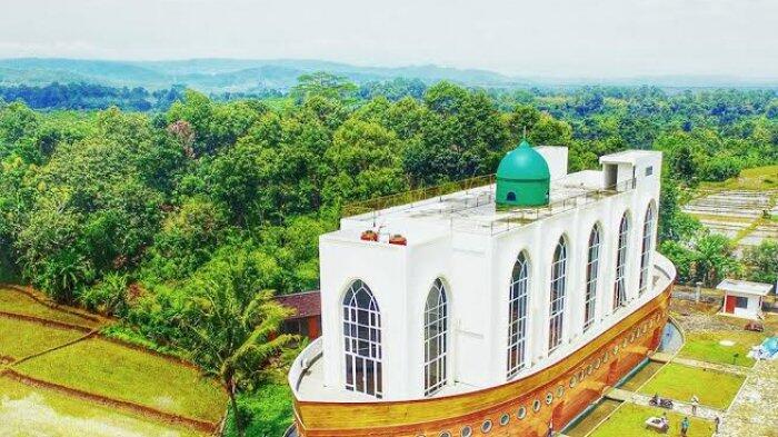 FOTO-FOTO Masjid Mirip Bahtera Nabi Nuh di Tengah Sawah yang Menghebohkan