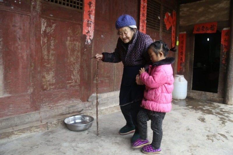 Gadis Cilik Usia 5 Tahun, Seorang Diri Mengurus Nenek dan Nenek Buyutnya