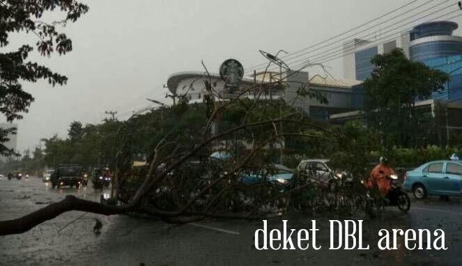 Surabaya yang terkenal panas!!! alami hujan es dan disertai angin kencang