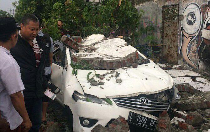 Surabaya yang terkenal panas!!! alami hujan es dan disertai angin kencang
