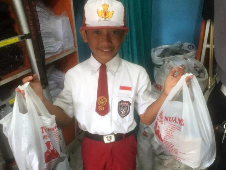 Momen Bahagia Juhdi Dibelikan Perlengkapan Sekolah Oleh Polisi