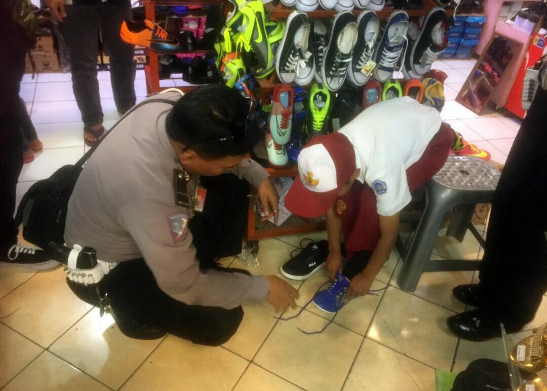 Momen Bahagia Juhdi Dibelikan Perlengkapan Sekolah Oleh Polisi