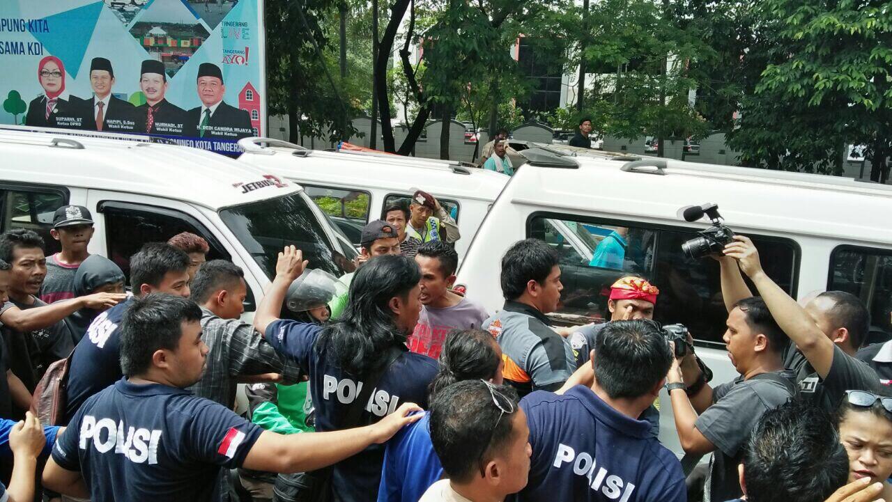 Pengemudi Ojek Online & Angkot di Tangerang Berdamai