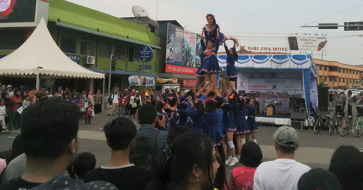 Penampilan Cheeleader Bikin Kaget Peserta Car Free Day