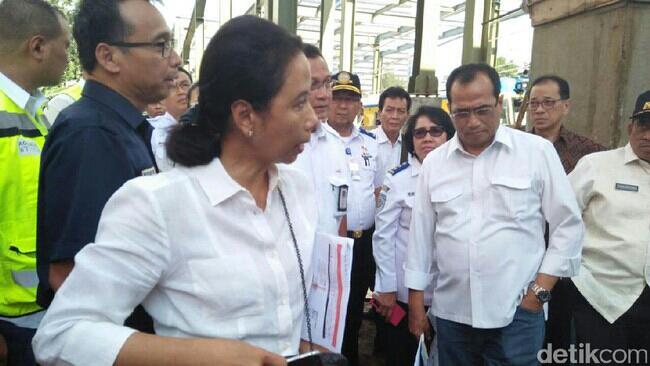 Blusukan di Proyek Kereta Bandara, Sepatu Dua Menteri Ini Bersimbah Lumpur