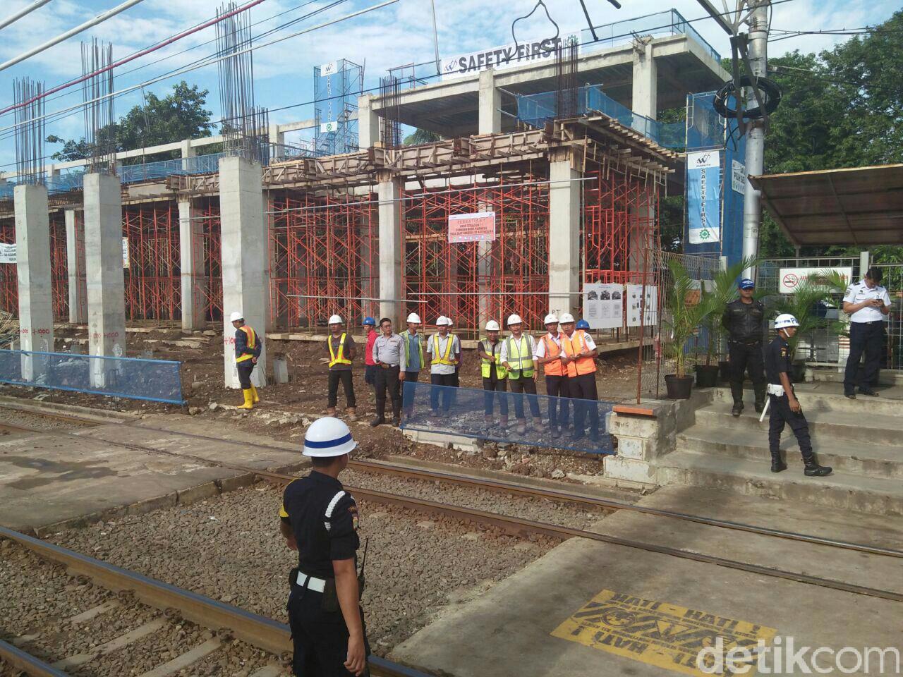 Blusukan di Proyek Kereta Bandara, Sepatu Dua Menteri Ini Bersimbah Lumpur