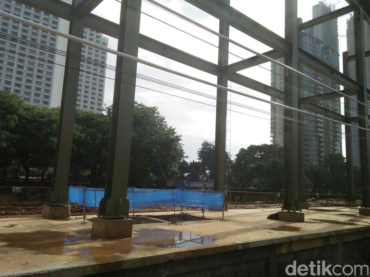 Blusukan di Proyek Kereta Bandara, Sepatu Dua Menteri Ini Bersimbah Lumpur