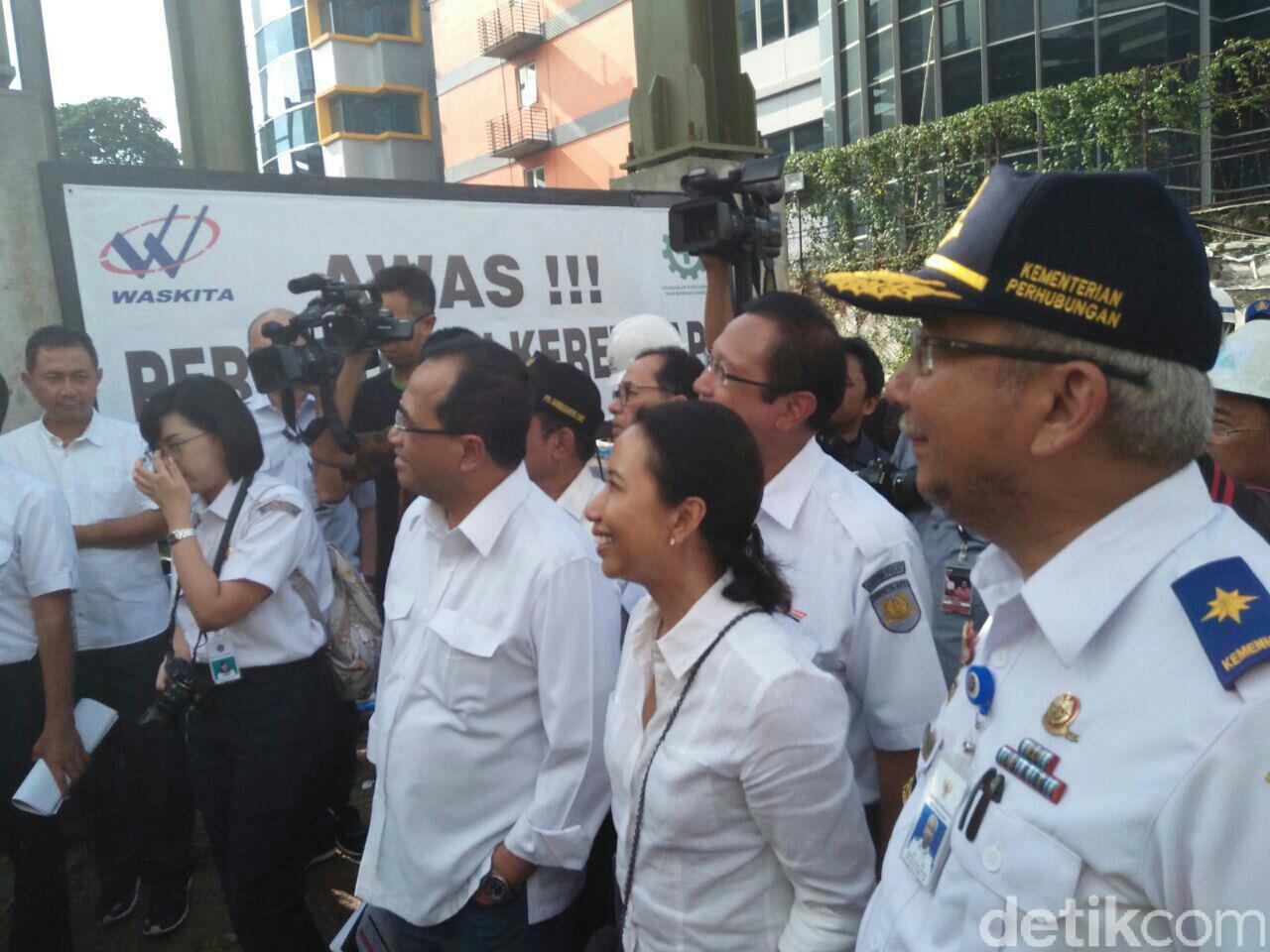 Blusukan di Proyek Kereta Bandara, Sepatu Dua Menteri Ini Bersimbah Lumpur