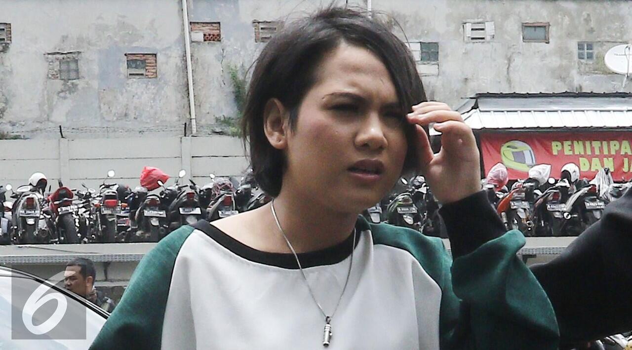 4 Gaya Evelyn Nada Anjani yang Makin Terlihat Perempuan