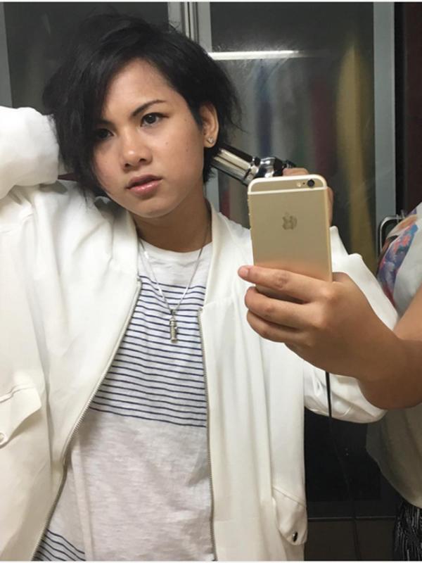 4 Gaya Evelyn Nada Anjani yang Makin Terlihat Perempuan