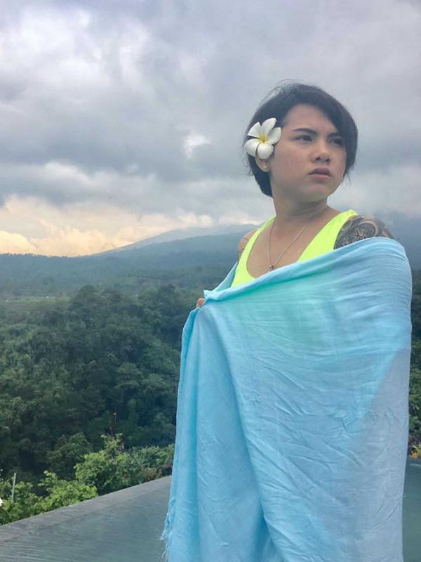 4 Gaya Evelyn Nada Anjani yang Makin Terlihat Perempuan