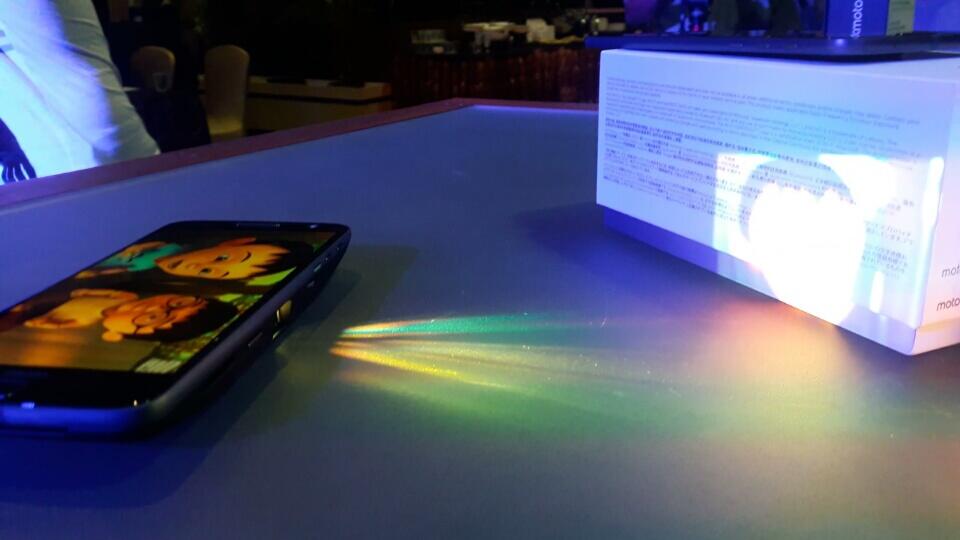  &#91;TC MOTO Z&#93; mengajar siswa mudah Pakai proyektor Mod nya Moto Z!
