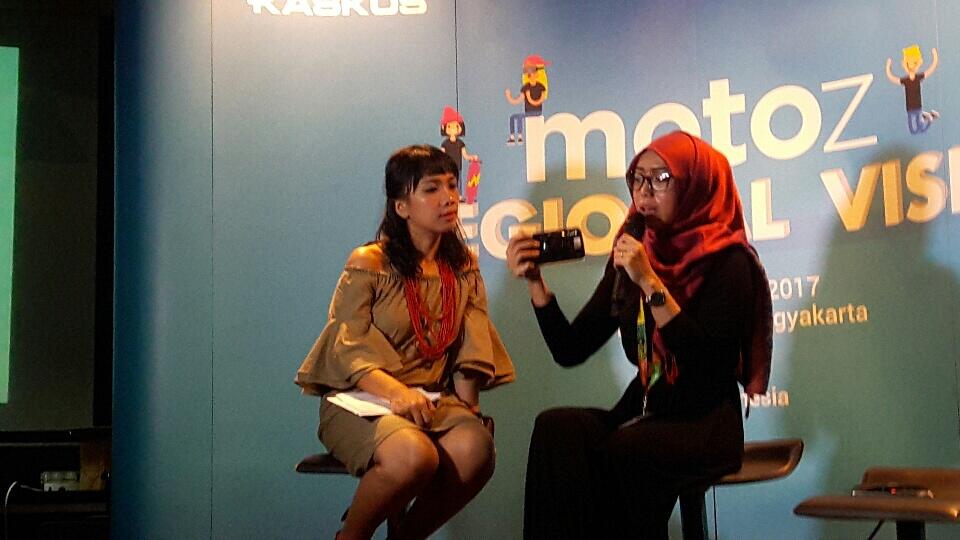  &#91;TC MOTO Z&#93; mengajar siswa mudah Pakai proyektor Mod nya Moto Z!