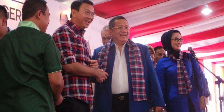 Ahok Pakaikan Selendang Kotak-kotak kepada Kader Demokrat
