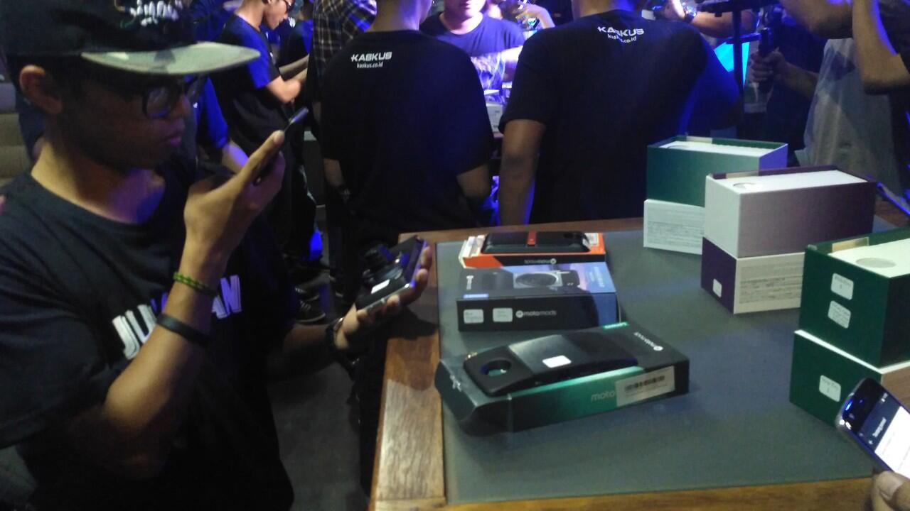 &#91;TC MOTO Z&#93;Moto Z to Yogyakarta, Manjain Mata Lo nonton Film Ala Bioskop