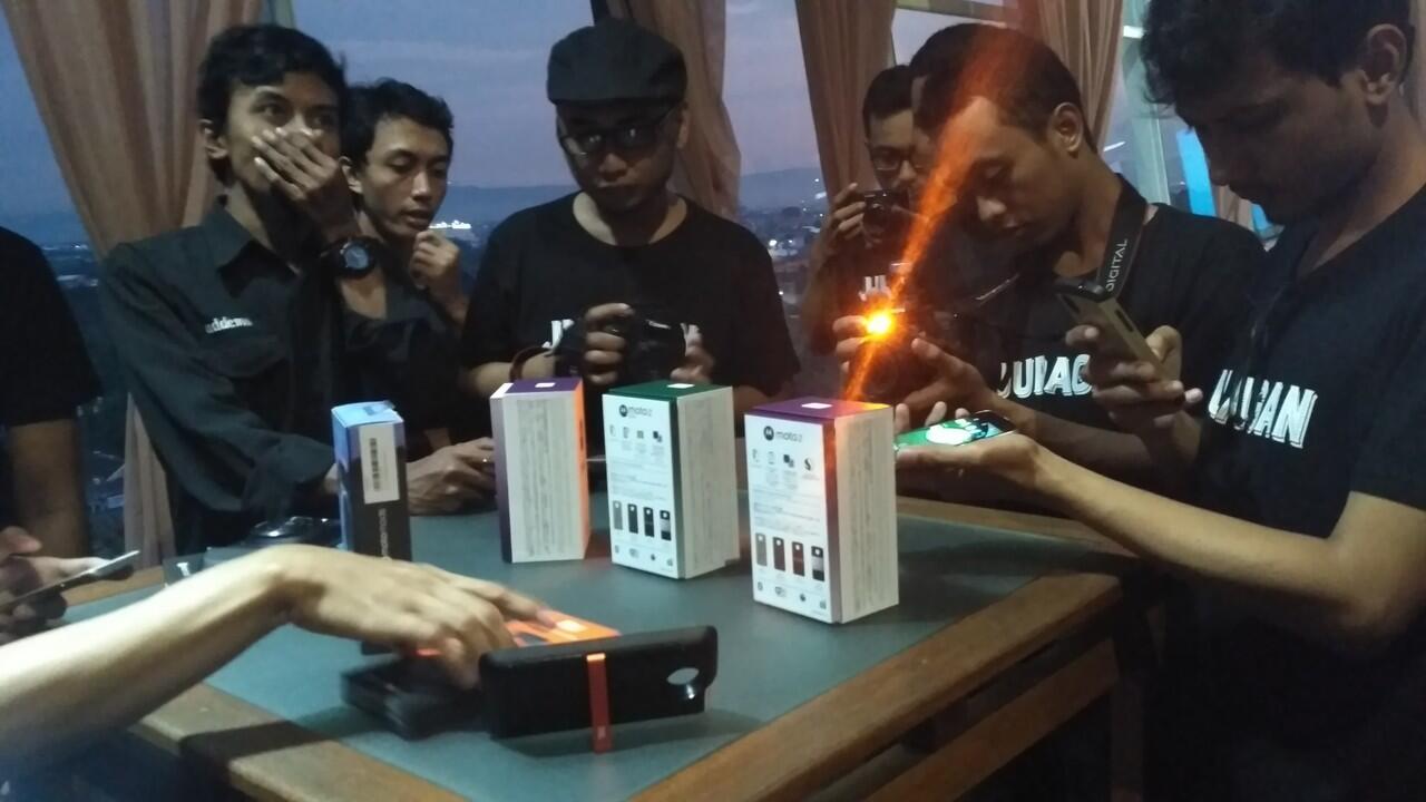 &#91;TC MOTO Z&#93;Moto Z to Yogyakarta, Manjain Mata Lo nonton Film Ala Bioskop