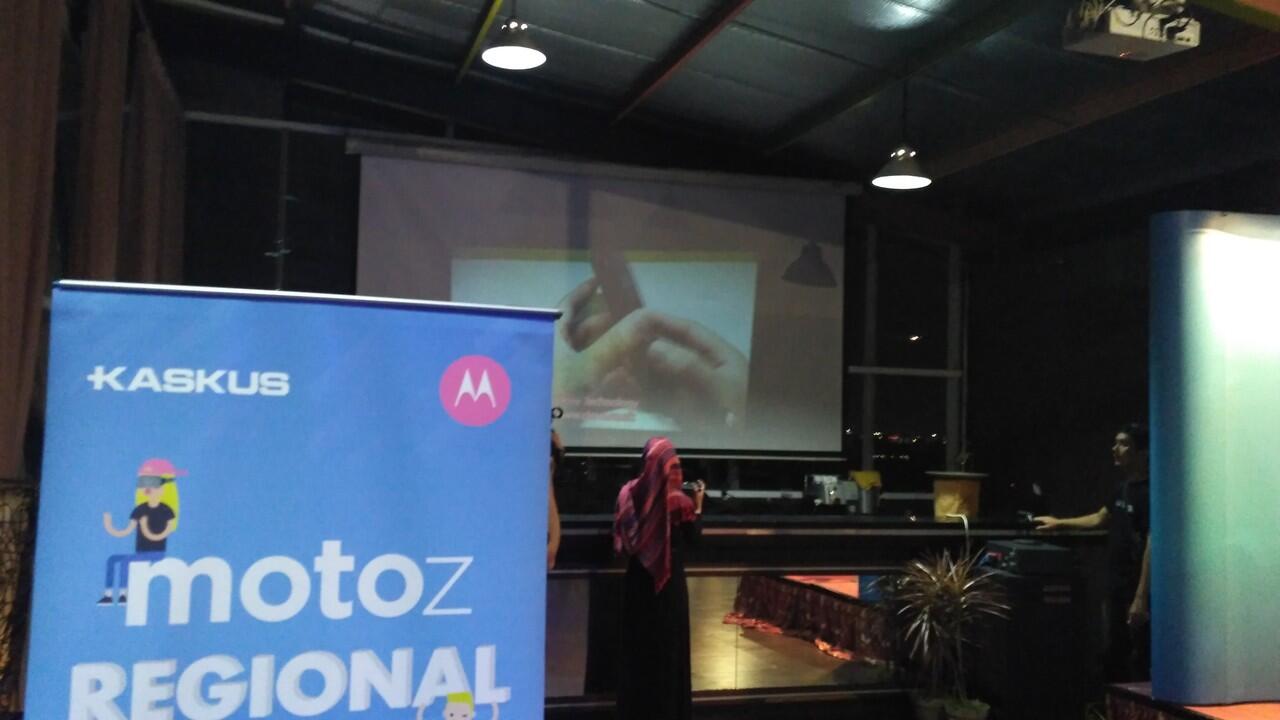 &#91;TC MOTO Z&#93;Moto Z to Yogyakarta, Manjain Mata Lo nonton Film Ala Bioskop